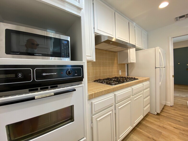 Kitchen with some new appliances - 104 S Hayworth Ave