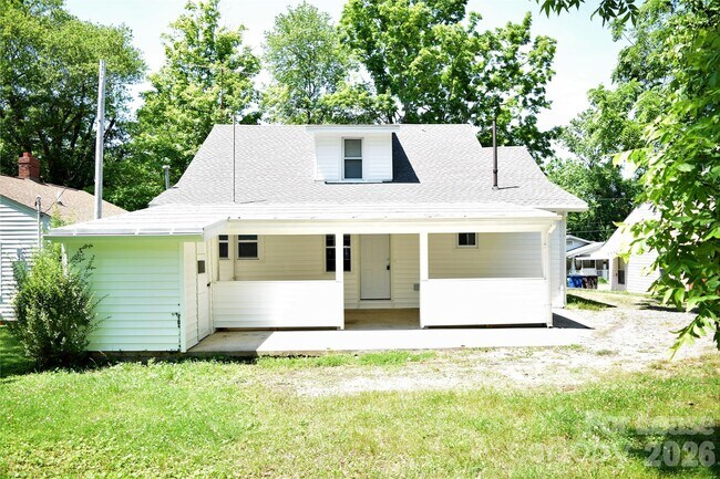 Building Photo - 223 Maple St