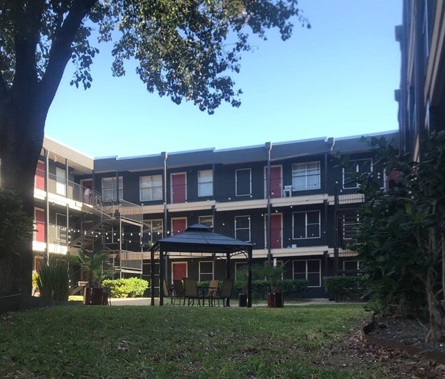 Building Photo - 415 W 39th St