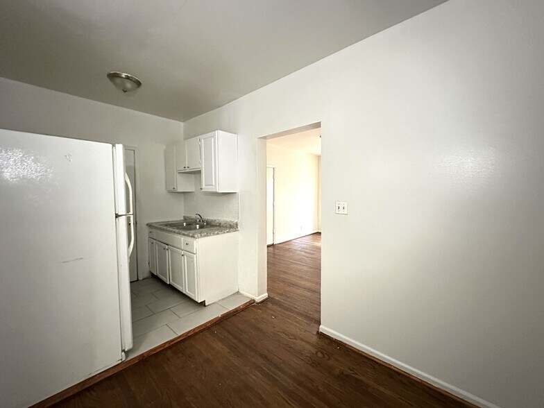 Building Photo - 931 W Sunnyside Ave