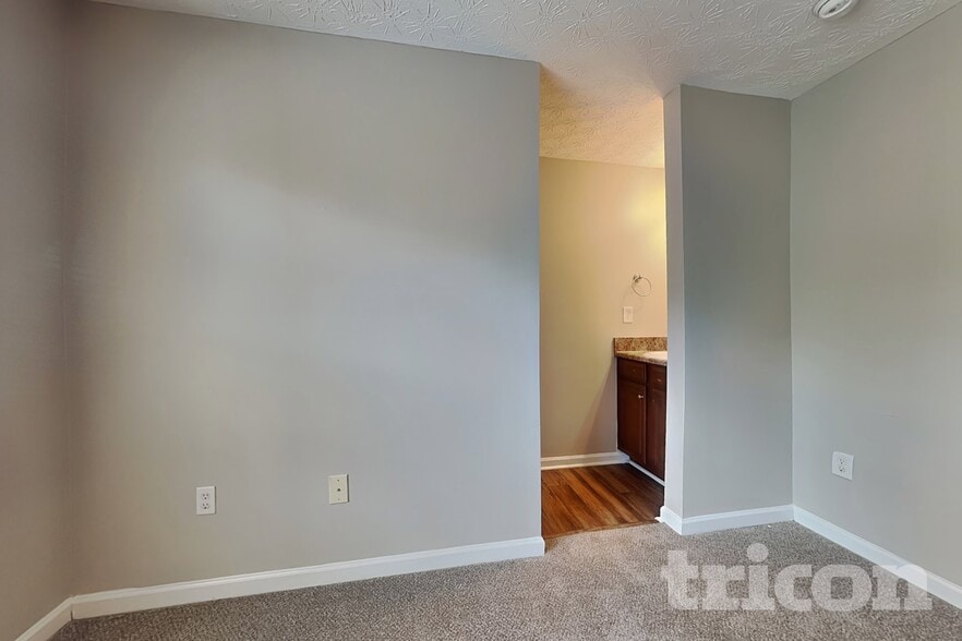 Building Photo - 1024 Weatherwood Pl NE
