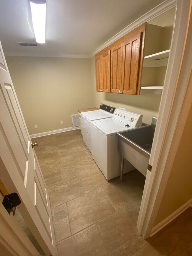 Building Photo - ** Charming 3 Bedroom/2 Bath Blanchard Home **