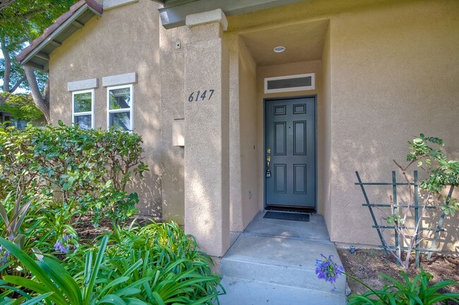 Building Photo - Immaculate Town Home in the Valencia Commu...