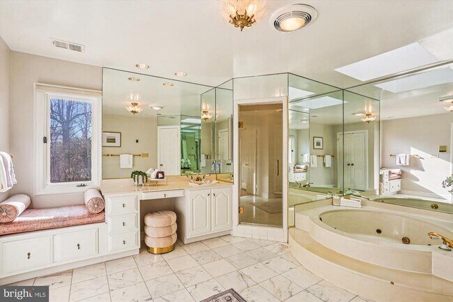 Building Photo - 9939 Bentcross Dr