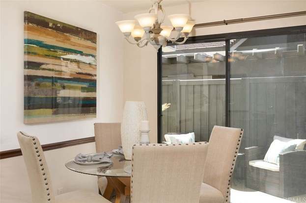Building Photo - 323 Streamwood-