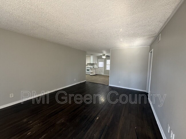 Building Photo - 1017 E 38th Pl