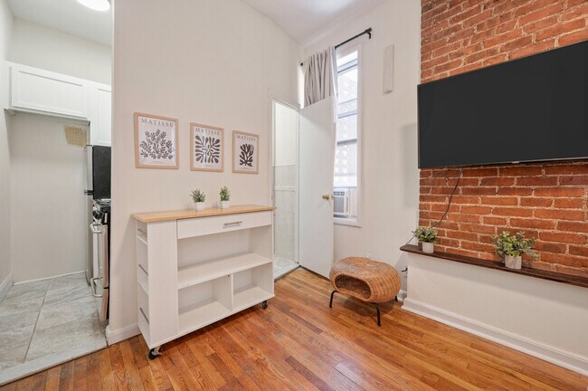 Building Photo - 1762 2nd Ave