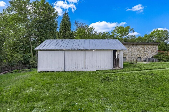 Building Photo - Welcome to this charming 3-bedroom, 1-bath...