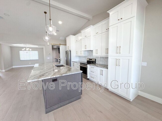 Building Photo - 470 Lambert Ave