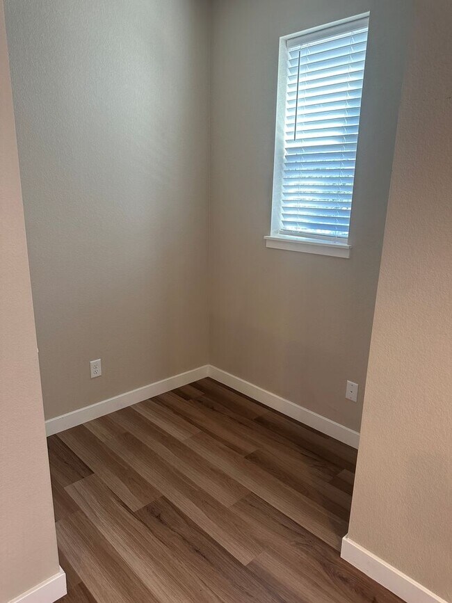 Building Photo - Newer Construction Home Ready NOW