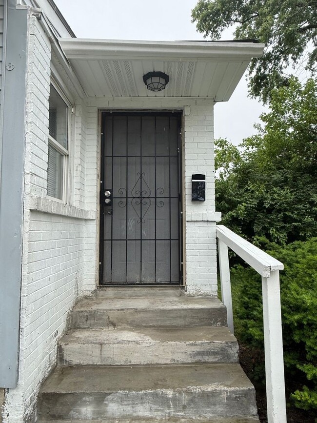 Building Photo - Charming 3BR/1.5BA Home with Large Yard & Spacious Eat-In Kitchen