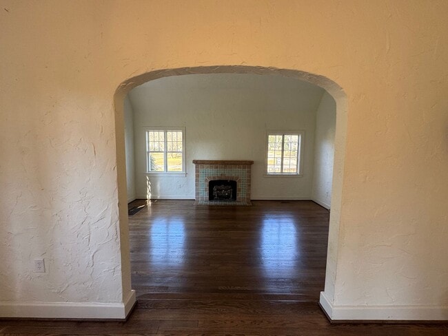 Building Photo - For Rent: 4BR / 2BA Home in Historic Club View – Bonus Sunroom & Screened Porch!
