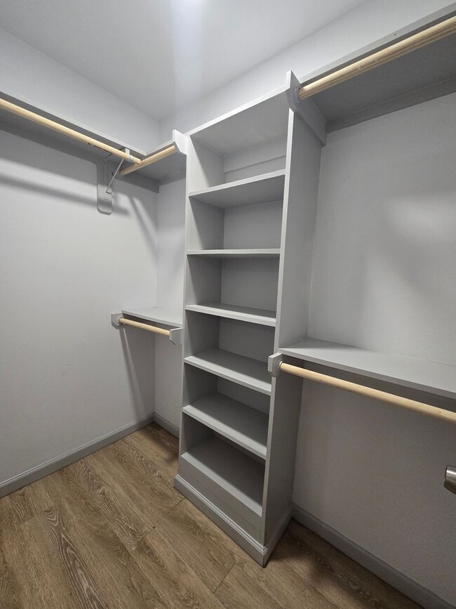Building Photo - Spacious 3/2/2 Home with Modern Finishes a...