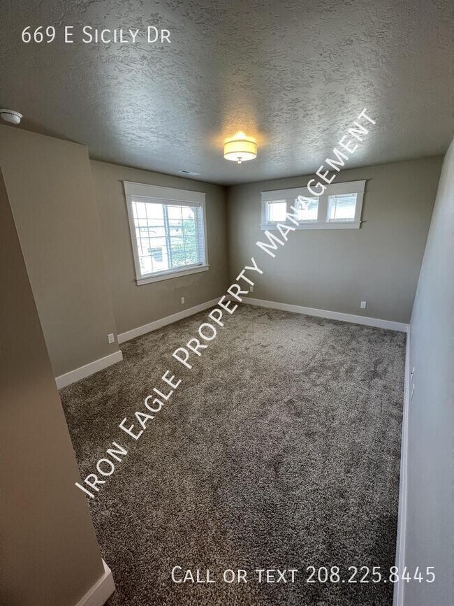 Building Photo - 669 E Sicily Dr