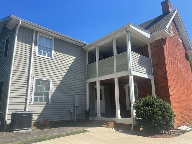 Building Photo - Gorgeous 2 story home in the historic Poin...