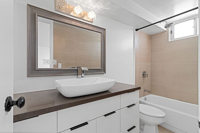 Building Photo - Beautifully Renovated 2 bedroom Penthouse with a Roof-Top Loft and Lanai!