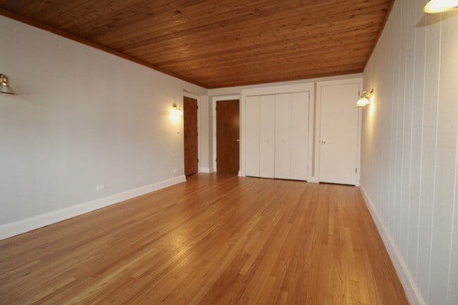 Building Photo - 622 N Western Ave