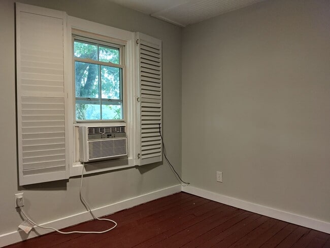 Building Photo - Adorable farmhouse ready for new long term tenants!  Available Now