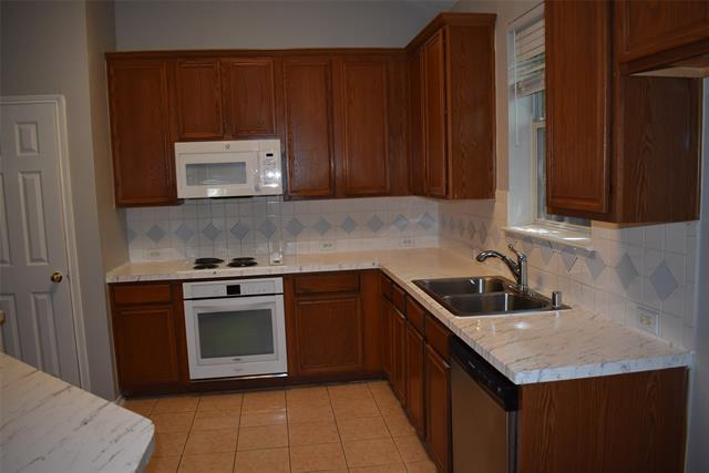Building Photo - 2027 Wimbledon Dr
