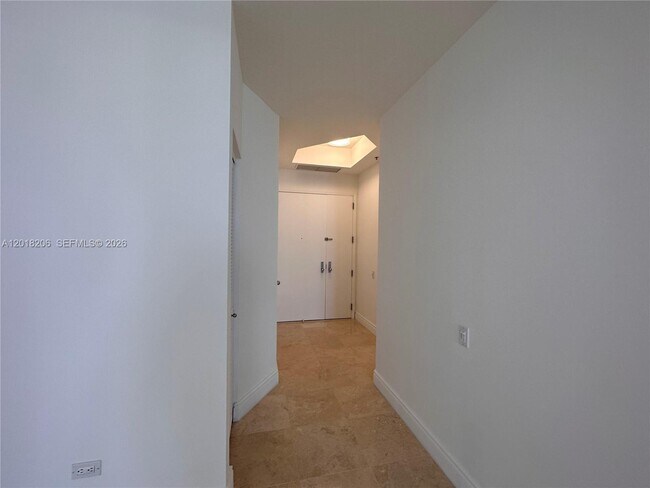 Building Photo - 808 Brickell Key Dr