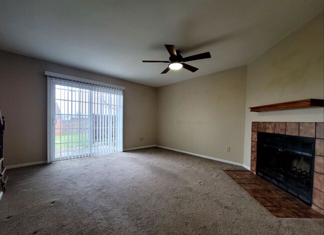 Building Photo - 2 bed 2.5 bath Townhouse condo in Butler Township