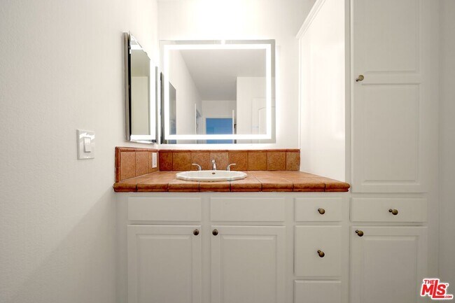 Building Photo - 9005 Cynthia St