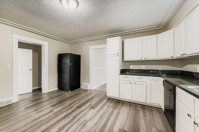 Building Photo - 707 Jenks Ave E