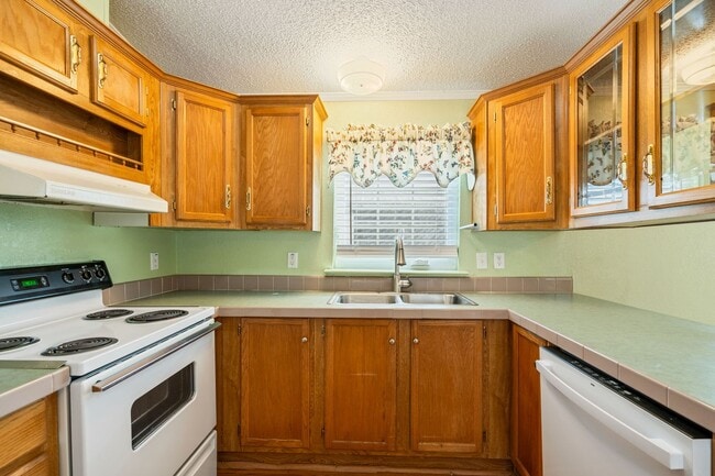 Building Photo - New rental now available in Del Grande!!