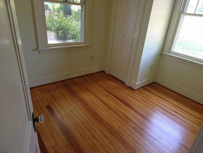 Building Photo - Charming 2-Bedroom Cottage for Rent in Han...