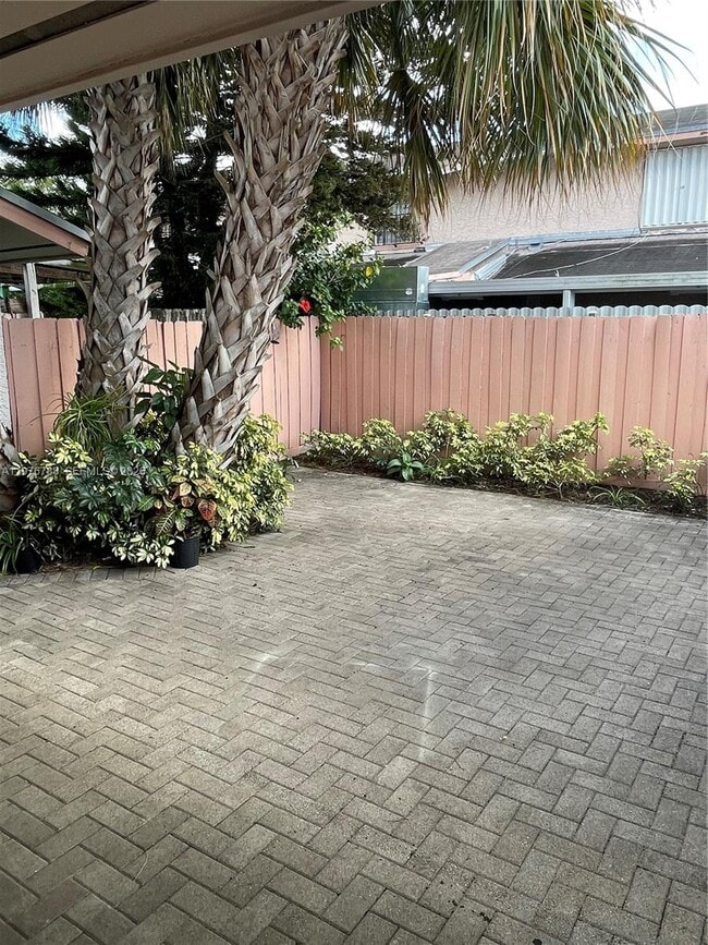 Building Photo - 1024 W 79th St