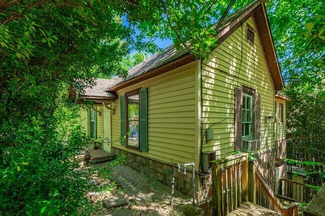 Building Photo - 518 E Manning St