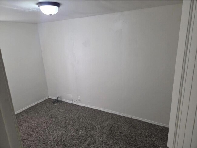 Building Photo - 1129 E Maple St