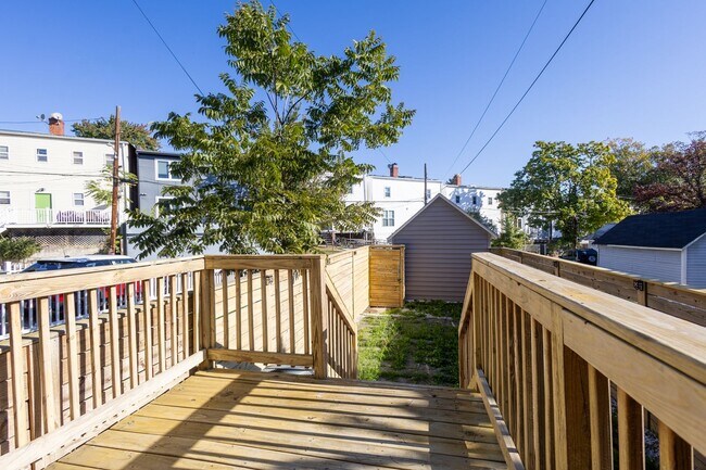 Building Photo - Beautiful 3 BR/3 BA Townhome in Brentwood!