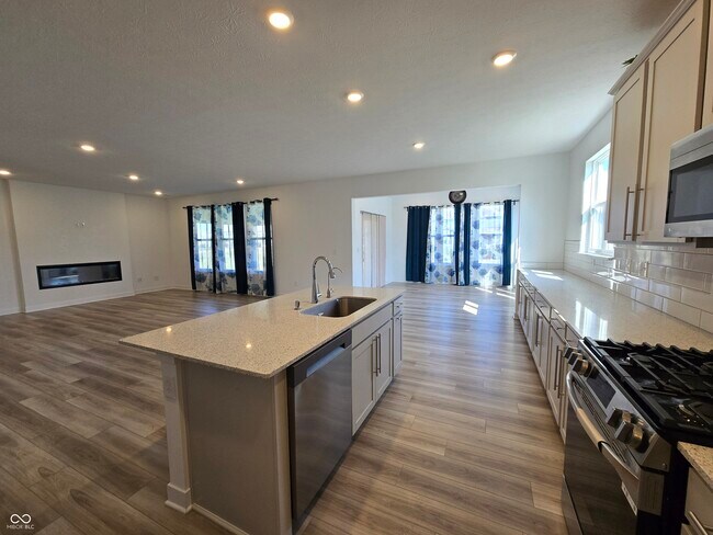 Building Photo - 5128 Summerton St
