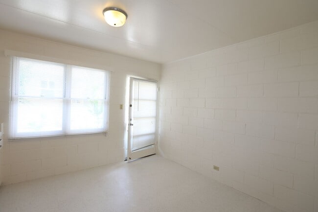 Building Photo - McCully - 1 Bdrm/1 Bath/1 Prkg - $1,300