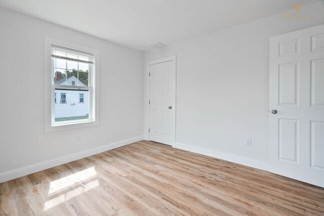 Building Photo - Updated 2 Bedroom Apartment with Laundry & Parking in Cranston, RI