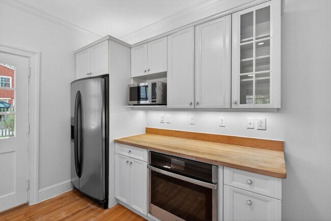 Building Photo - 1436 Acadia St