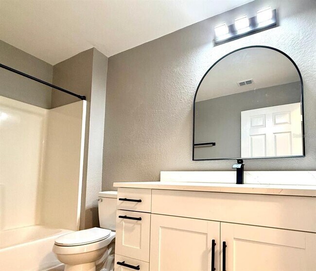 Building Photo - 5455 Vineland Rd