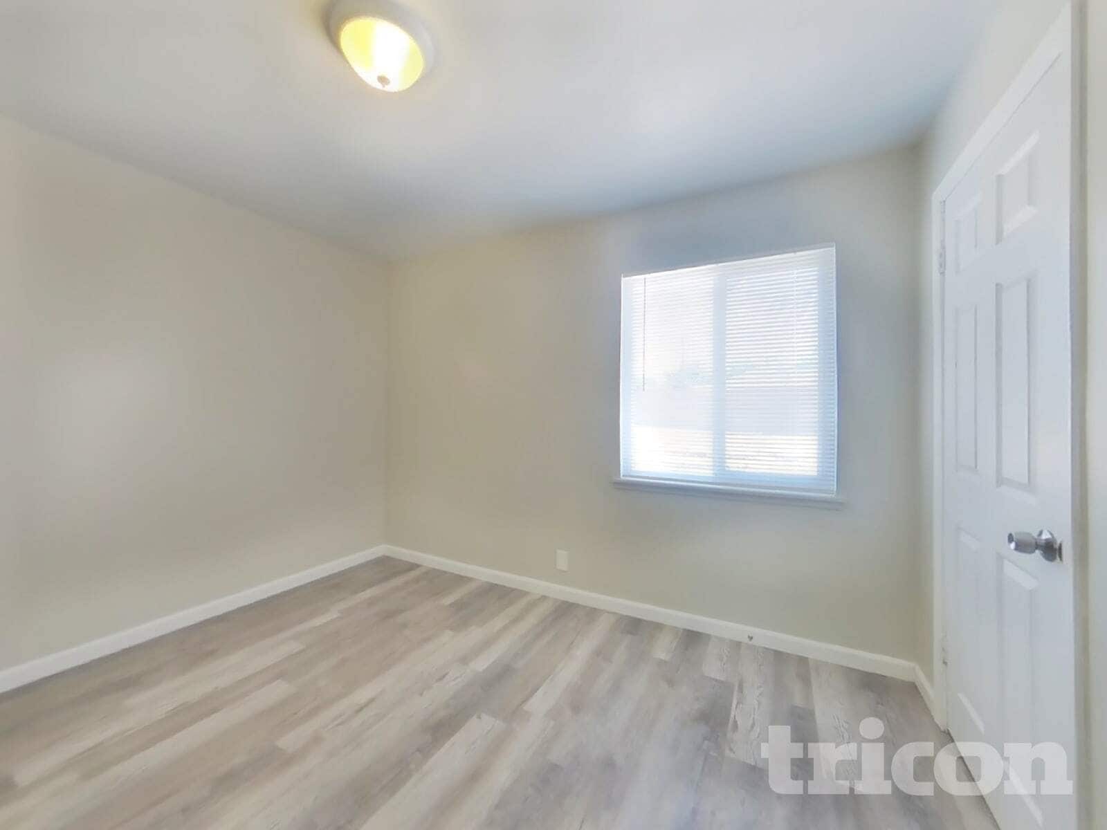 Building Photo - 1126 W Ovington St