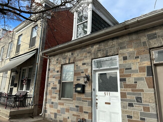 Building Photo - Cozy 2-Bedroom Home with Bonus Rooms in Lancaster - Private Backyard!