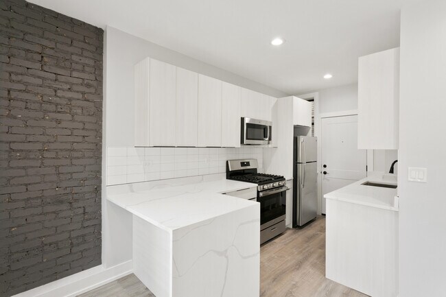 Building Photo - 7736 N Eastlake Terrace