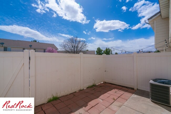 Building Photo - 2 Bedroom Townhome Available