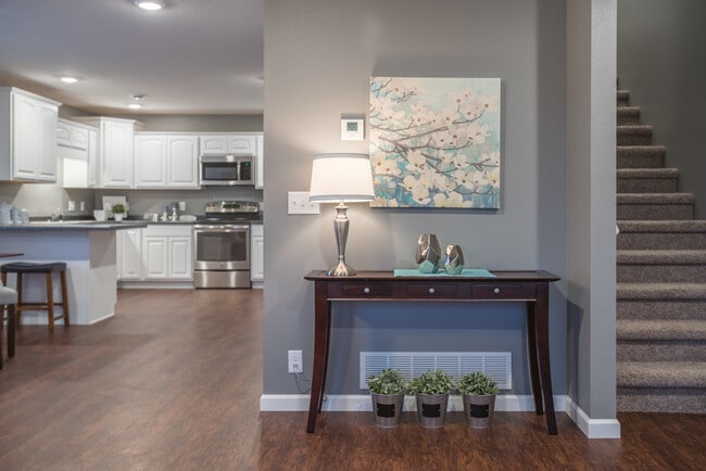 Building Photo - Creekside Townhomes