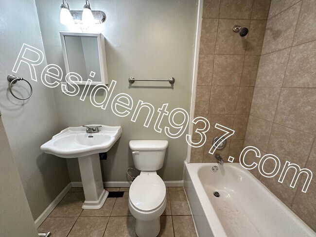 Building Photo - 3 Bed 2 bath Home