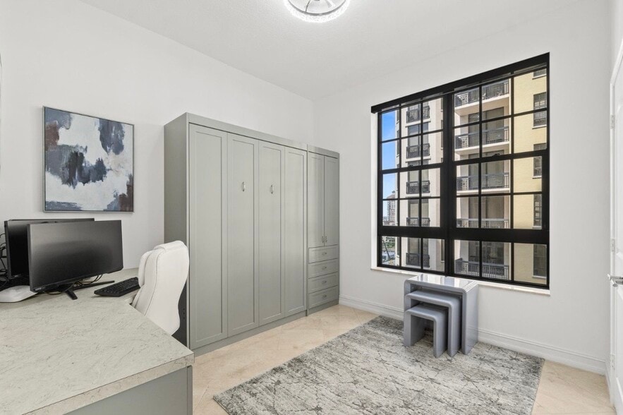 Building Photo - 701 S Olive Ave