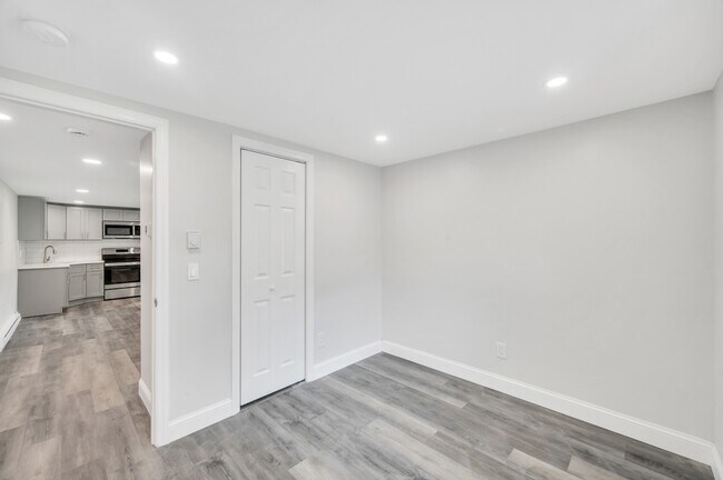 Building Photo - 615 Macdonald Ave