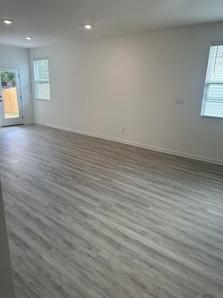 Building Photo - 1120 Drago Dr