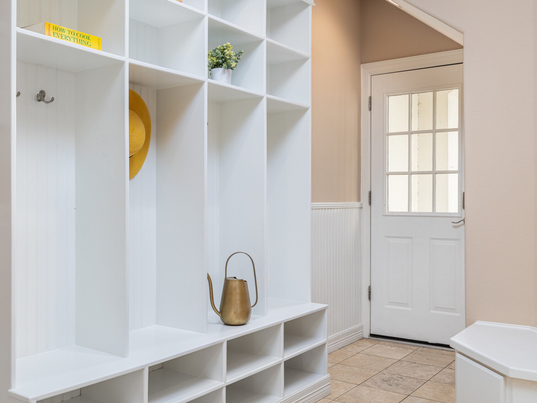 Building Photo - 9805 Big View Dr