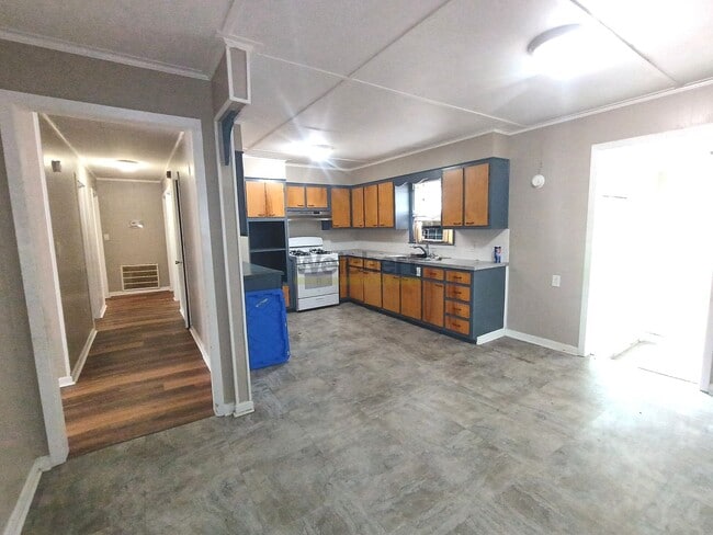 Building Photo - 4-Bed, 2-Bath house with huge backyard