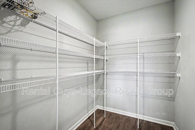 Building Photo - 5054 Oak Bend Ave